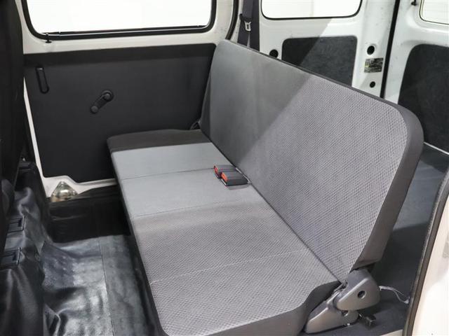 折り畳み式のリヤシートはたためば広大な荷室空間になります。