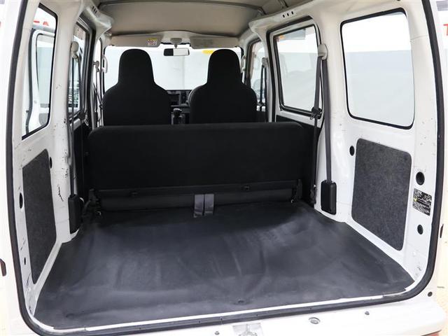 【２列シート・乗車定員４名】こちらは２列目シートです♪広々とした荷室に加え２列目シートも前方へ格納すれば、沢山荷物が積めるので仕事に大活躍ですね♪