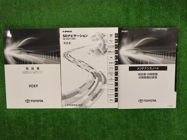 ヴォクシー ハイブリッドＺＳ　煌ＩＩＩ　フルセグ　メモリーナビ　ＤＶＤ再生　後席モニター　バックカメラ　衝突被害軽減システム　ＥＴＣ　両側電動スライド　ＬＥＤヘッドランプ　乗車定員７人　３列シート　ワンオーナー（30枚目）