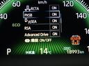 アドバンスト　パーク付きです。カメラやソナーによって、周囲を監視しながら駐車を支援。障害物を検知した場合には警報を鳴らし、ブレーキ制御を行うことで接触回避を支援します。