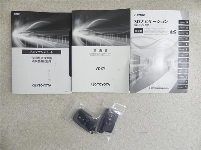 ヴォクシー ハイブリッドZS 煌III フルセグ メモリーナビ DVD再生 バックカメラ 衝突被害軽減システム ETC 両側電動スライド LEDヘッドランプ 乗車定員7人 3列シート ワンオーナー フルエアロ(17枚目)