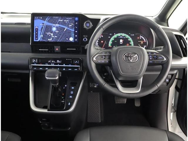 スタイリッシュなデザインのインパネ。各操作スイッチは使いやすい位置に配置されてます。