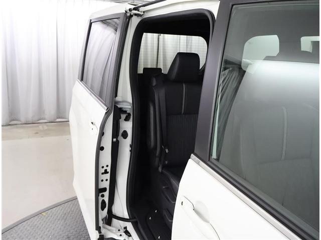 両側パワースライドドア付きだから、狭い駐車スペースなどでの　乗り降りラクラク！小さなお子さまのいるご家庭には嬉しい装備。