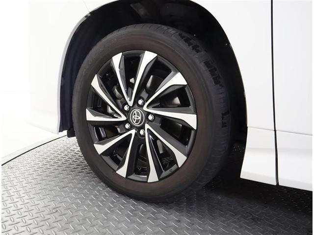 スポーティな印象を与える純正ホイールです。どこまでも走っていきたくなるようなデザインですね♪