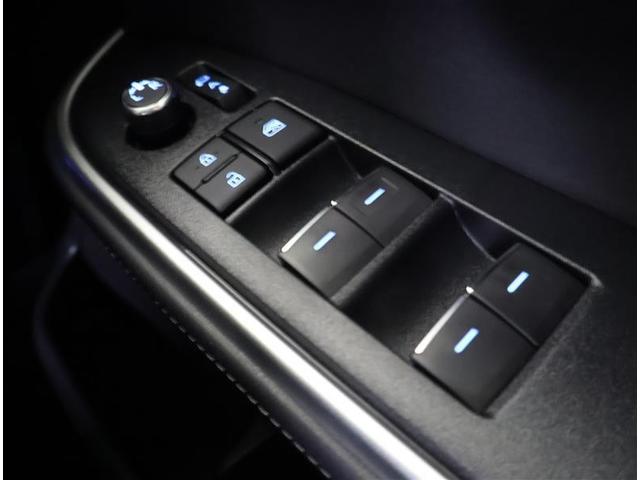 シックな色使いの運転席周りですね。すっきりとしたデザインで上品な色使いです。居心地の良い運転席長く座ってられるリラックスできるデザインがいいですね。