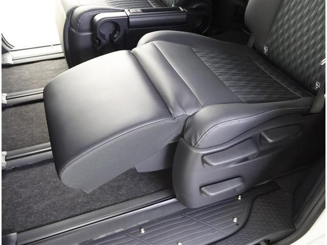 後席も広々としたスペースを確保しています。