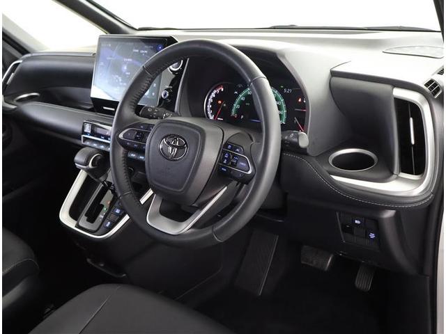 視認性の良いインパネ周り。スイッチなどの操作もしやすい配置になっております。