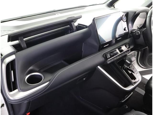 スタイリッシュなブラック系を基調とした内装色。