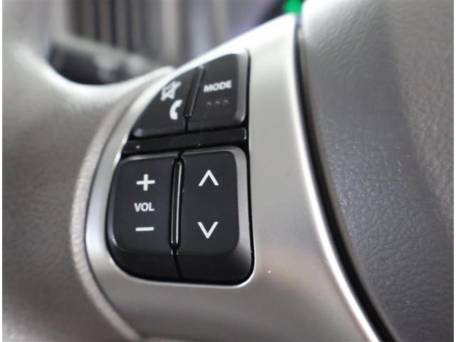 ステアリングスイッチ付き。前方から目を離すことなく操作することが可能です。
