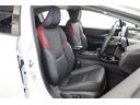 赤いアクセントがお洒落なシートです。運転席はレバー操作で簡単にシートポジションを変更できるパワーシートです。登録しておいたシートポジションに自動で調整してくれるポジションメモリーも備えています。