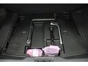 ラゲージスペースには床下収納を備えています。洗車用品などを入れておけて便利ですよ。スペース内にパンク修理キットを装備しています。最近は未使用のまま廃棄となるスペアタイヤが多いので、エコですね。