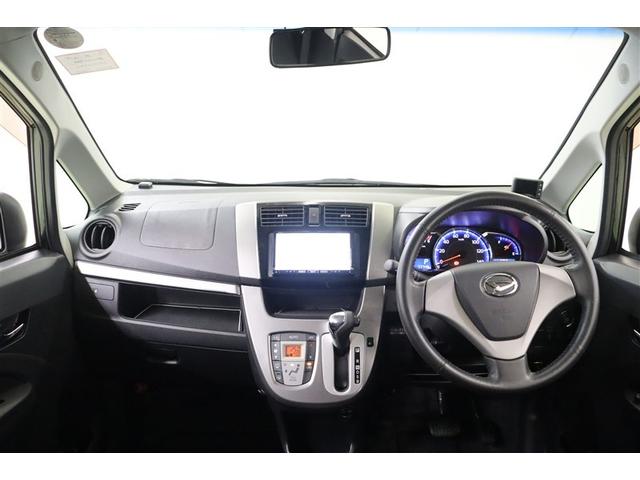 ダークシルバー加飾をアクセントに黒基調で先進的なイメージのステアリング廻りです。必要なものだけがシンプルに配置されていて、視認性が良く運転しやすいですよ。