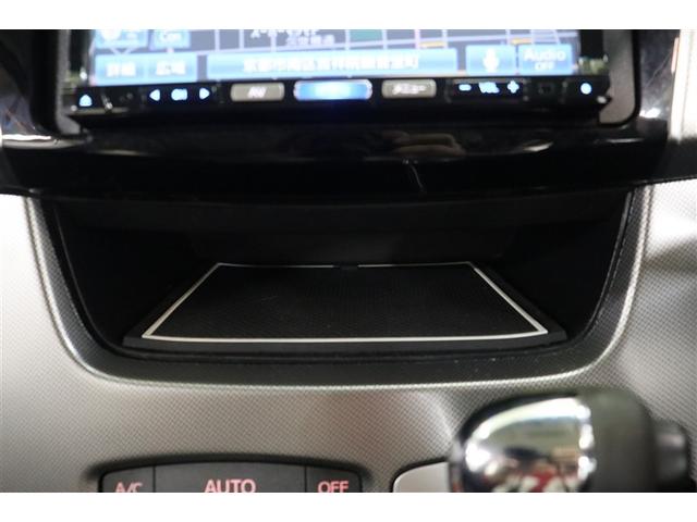 センターロアトレイを装備しています。手が届きやすいところにある収納は便利ですよ。スマホやｉＰｈｏｎｅの置き場にもピッタリです。