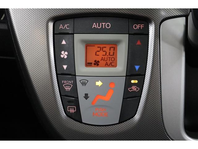 スタイリッシュなデザインのエアコンパネルはシンプルで使い勝手の良いプッシュ式です。オートエアコンなので、自動で風量や温度をコントールしてくれ、快適な空調にしてくれます。