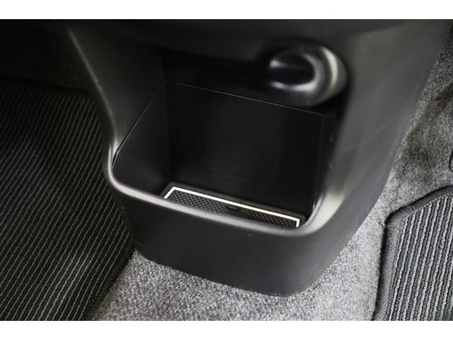 エアコン操作パネルの下にペットボトルなども収納できるインパネロアポケットを装備。運転席からも助手席からも使えるとても便利な収納です。