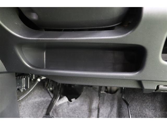 ステアリングの下にもポケットを装備しています。ちょっと置ける収納が多いのもムーブの魅力のひとつです。