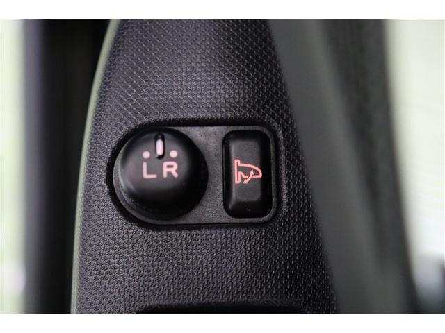 サイドミラーは電動格納ミラーなので、運転席からのボタン操作で格納できます。ミラーを閉じて入る立体駐車場などでは、有ると便利な機能です。