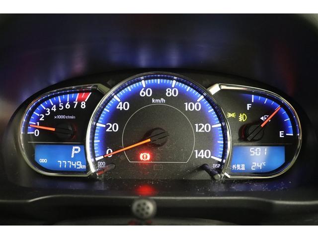 ステアリング越しに確認しやすい複眼式メーター。立体的なシルバーリングが上質感のあるデザインです。