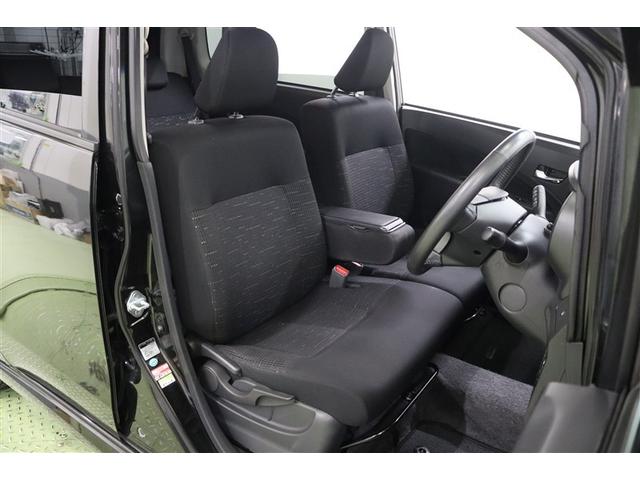 運転席と助手席間のアームレストには蓋つきの収納ボックスが装備されています。