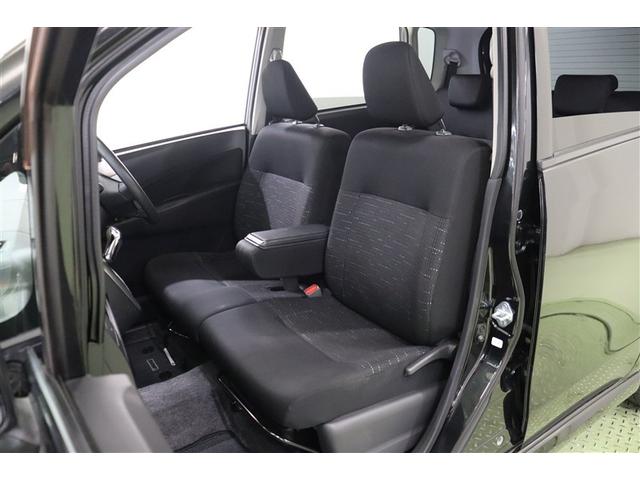 滑りにくくフィット感のあるモケットシートです。シート間に隙間がない分ゆったりと座れますし、アームレストで適度なパーソナルスペースが確保できます。