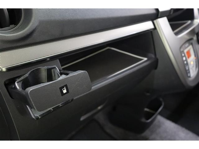 助手席のドリンクホルダーはプッシュオープンの格納式です。使わない時は格納しておけるので邪魔になりません。アッパートレイはスマホや日傘など、サッと取り出し物を置くのに便利です。