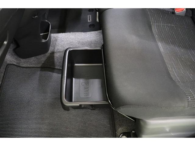 助手席下にはシートアンダートレイを装備しています。引き出して床にじかに置きたくない買い物袋を置いたり、雨の日には濡れたカバンを置いたりもできます。ティッシュなどの収納としても便利に使えます。