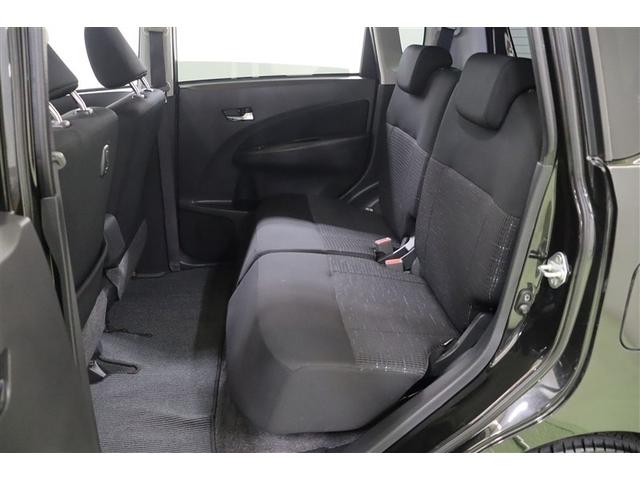 後部座席は足元や膝周りがゆったりしてくつろげます。シートがフラットなので、お買い物などの荷物をおいても倒れにくいですよ。助手席のシートバックにはお買い物袋などをかけられる便利なフックが付いています。