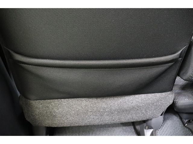 シートバックには便利なポケットも装備しています。車内に散らかりがちな細々としたものやタブレット、雑誌などを収納出来るのでスッキリ片付きます。