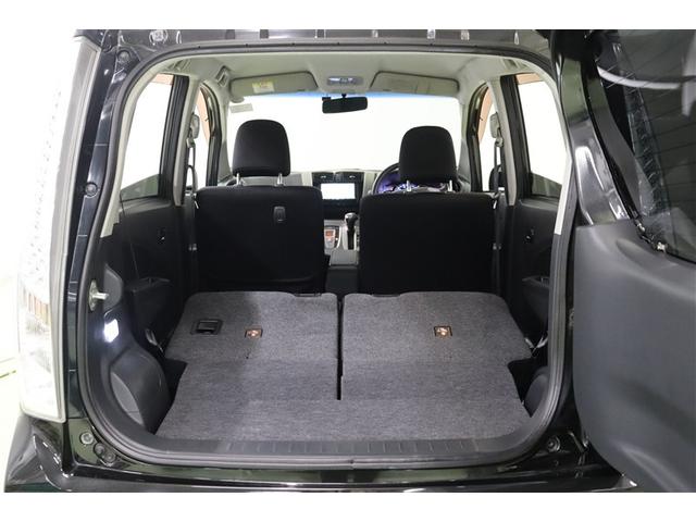 シートを倒してしまえばフラットな使いやすいスペースが現れます。荷物の多さや乗車人数にあわせて多彩なアレンジできるのもムーブの魅力です。