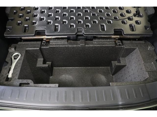 ラゲージスペースのボード下には収納スペースがあります。洗車用品やなどを入れておくサブトランクとしてもつかえますし、背の高い物を積み込む時なども便利ですよ。