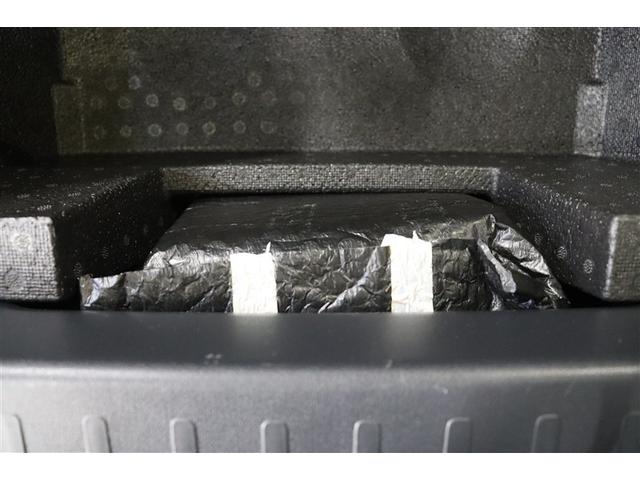 パンク修理キット付きです。最近は未使用のままで廃棄となるスペアタイヤが多いので、エコの観点からパンク修理キット付きが増えています。軽量化によって燃費の向上にも一役かっているそうです。