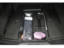 ラゲージスペースには床下収納を備えています。洗車用品などを入れておけて便利ですよ。スペース内にパンク修理キットを装備しています。最近は未使用のまま廃棄となるスペアタイヤが多いので、エコですね。