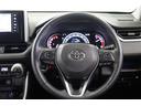 ステアリングには手先が冷える時期に嬉しいステアリングヒーターを装備しています。ハンズフリー電話やオーディオ操作、インフォメーションディスプレイ内の表示切替えが出来るスイッチも装備しています。