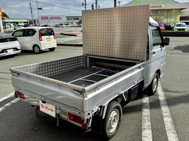 ハイゼットトラック ジャンボ 買取車 四駆 オートマ キーレス パワーウィンドウ 荷台ステンレス加工 フロアマット ドアバイザー(5枚目)