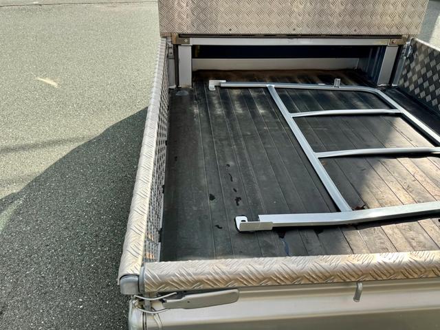 ハイゼットトラック ジャンボ 買取車 四駆 オートマ キーレス パワーウィンドウ 荷台ステンレス加工 フロアマット ドアバイザー(11枚目)