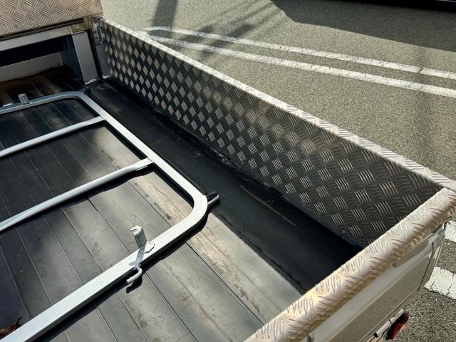 ハイゼットトラック ジャンボ 買取車 四駆 オートマ キーレス パワーウィンドウ 荷台ステンレス加工 フロアマット ドアバイザー(13枚目)