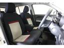 フロントベンチシートだから運転席足元もゆったり、広々快適です♪
