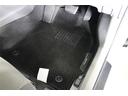 フロアマット標準装備。車内を清潔に保ちます。