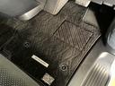 フロアマット標準装備。内装に高級感を演出します。