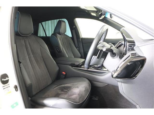 厚みがあって、座り心地のいいシート。運転席も助手席もリラックスしてゆったりと座れます。