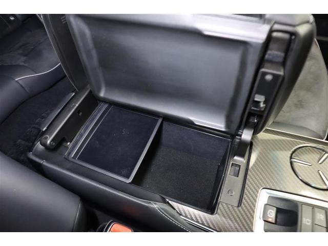 運転席からも助手席からも手が届きやすく、小物などを置いておくのにとても便利♪