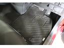 フロアマット標準装備。車内を清潔に保ちます。