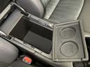 運転席からも助手席からも手が届きやすく、小物などを置いておくのにとても便利♪