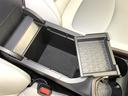 運転席からも助手席からも手が届きやすく、小物などを置いておくのにとても便利♪