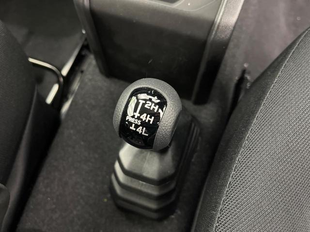 ジムニー ＸＣ　届出済未使用車　４ＷＤ　ターボ　衝突被害軽減システム　コーナーセンサー　スマートキー　ＬＥＤヘッド　クルコン　オートハイビーム　車線逸脱警報　オートライト　オートエアコン　純正１６インチアルミ（5枚目）