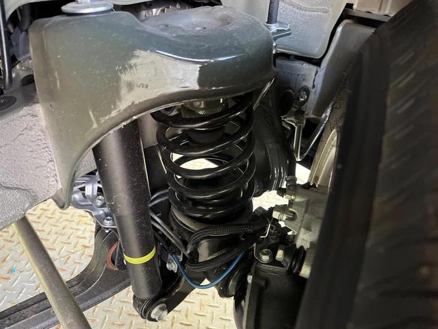 ジムニー ＸＣ　届出済未使用車　４ＷＤ　ターボ　衝突被害軽減システム　コーナーセンサー　スマートキー　ＬＥＤヘッド　クルコン　オートハイビーム　車線逸脱警報　オートライト　オートエアコン　純正１６インチアルミ（21枚目）