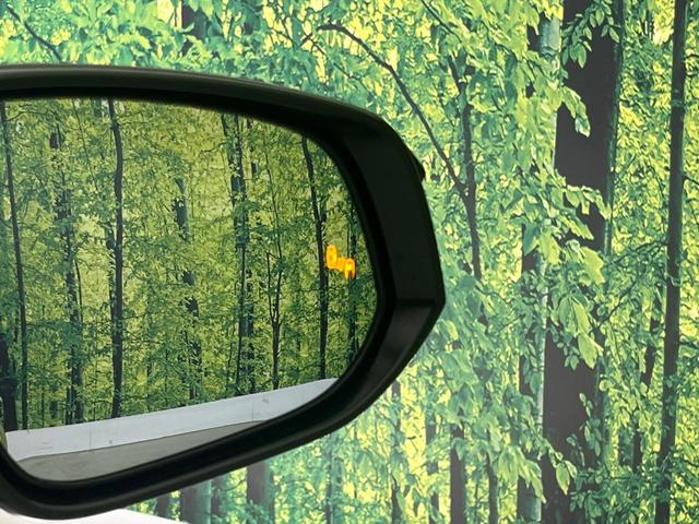 【ブラインドスポットモニター】走行中、ドアミラーの死角になりやすい箇所に後続車が接近するとサイドミラーのレンズに警告を表示！ドライバーに注意喚起をしてくれます。