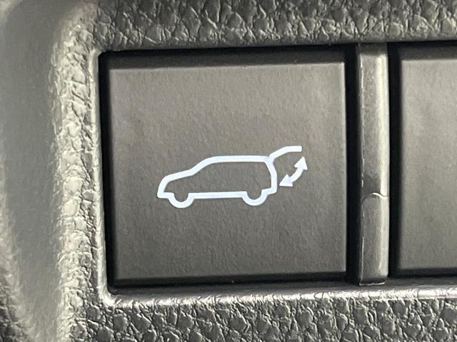 【ハンズフリーパワーバックドア】リアバンパー下部に足先を出し入れするだけでバックドアが自動で開閉♪両手が荷物でふさがっている時でもラクラク開閉操作が行えます！