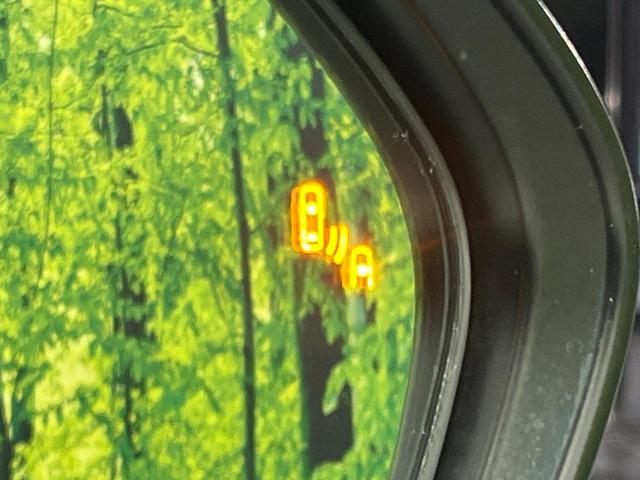 【ブラインドスポットモニター】走行中、ドアミラーの死角になりやすい箇所に後続車が接近するとサイドミラーのレンズに警告を表示！ドライバーに注意喚起をしてくれます。