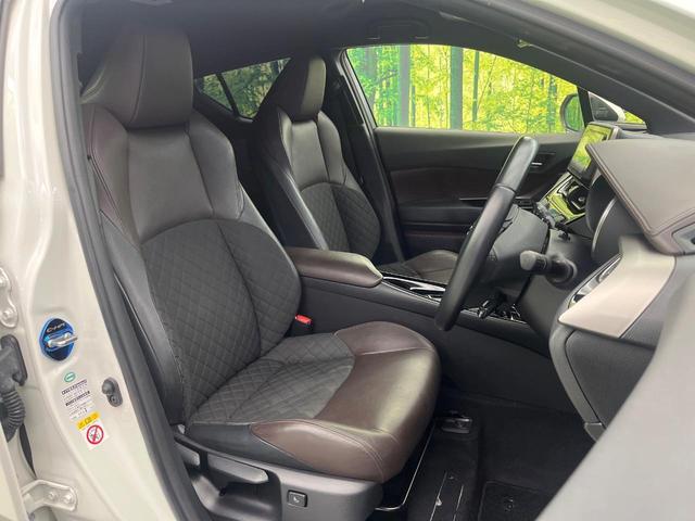 【ハーフレザーシート】高級感と座り心地を両立した人気のシート♪背面・座面のファブリック素材は、通気性の良さや滑りにくさに優れています。気温や服装に左右されず快適にお乗りいただけます。